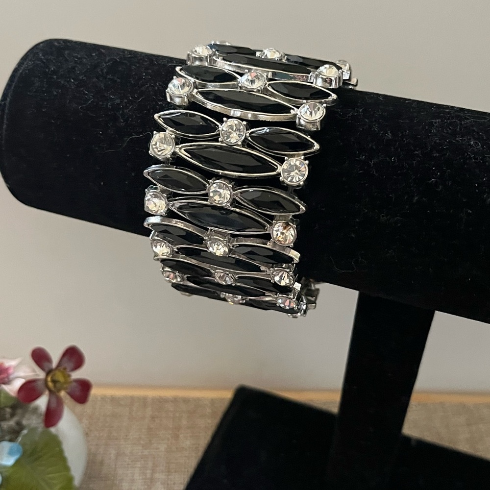 Elegant Black and Silver Bracelet - Picture 3 of 4